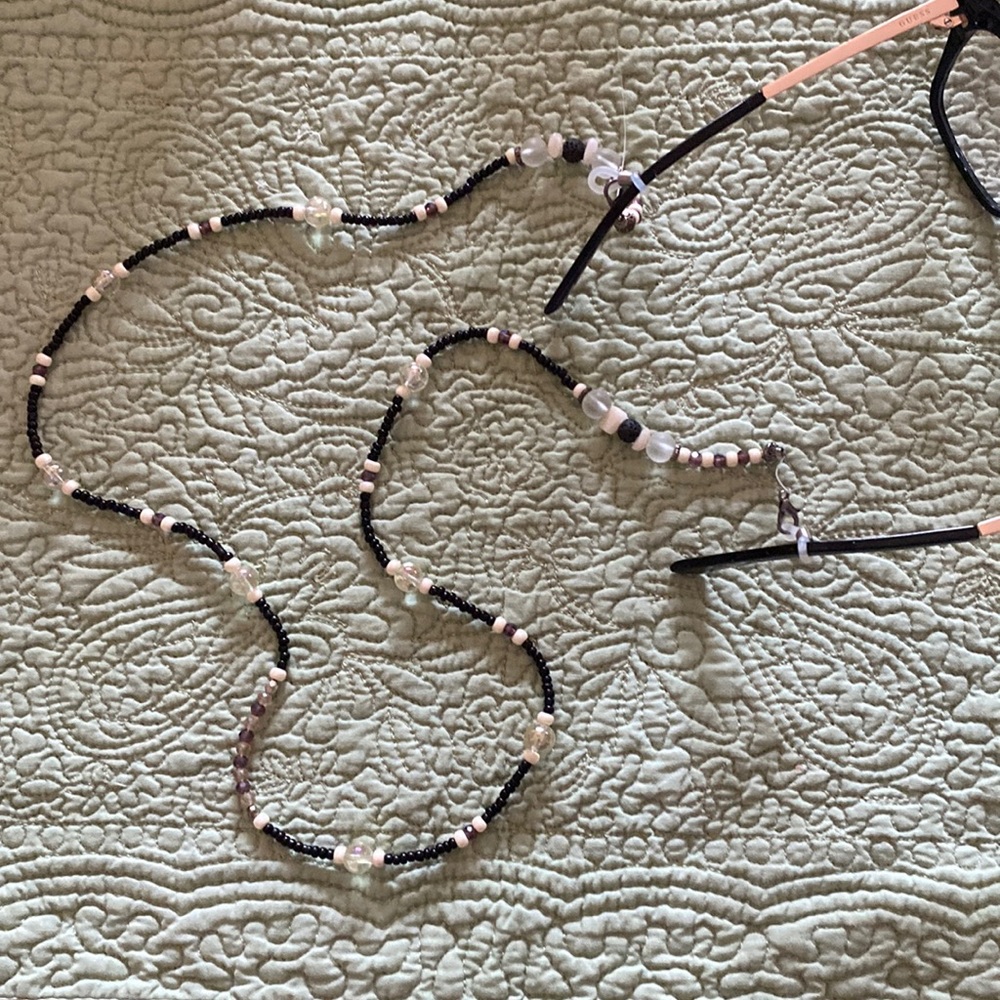 Glasses necklace? Don’t lose your glasses, you don’t have to place them down ❤️